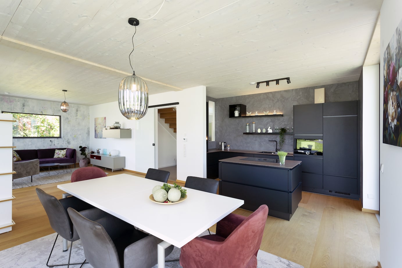 Offene Küche und Essbereich im Partner-Haus Musterhaus Bad Vilbel – modernes Raumkonzept im energieeffizienten Fertighaus