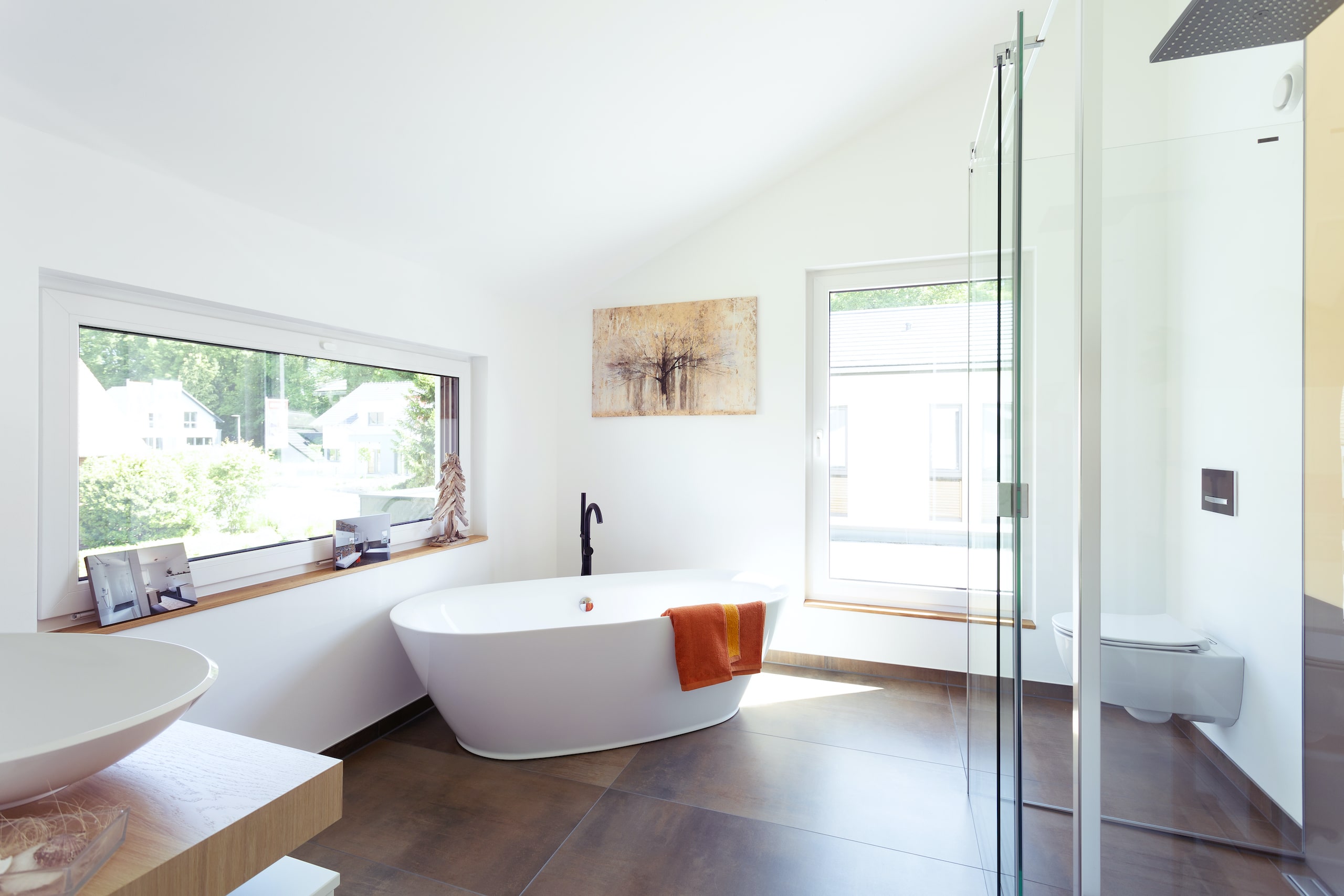 Helles Badezimmer mit freistehender Badewanne im Partner-Haus Fertighaus – moderne und lichtdurchflutete Raumgestaltung