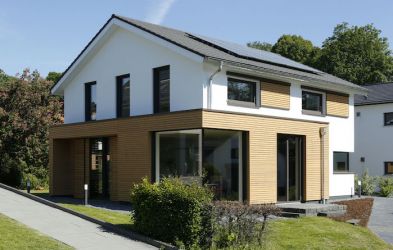 Partner-Haus Musterhaus in Bad Vilbel – modernes Fertighaus mit Holzfassade und energieeffizienter Bauweise